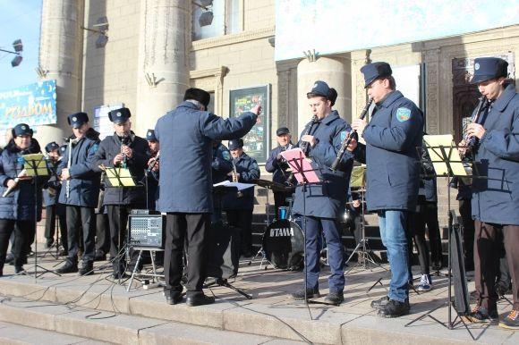 Відео дня: на площі народний оркестр грав новорічну пісню з "Ну, постривай!", фото №1 на сайті 20minut.ua