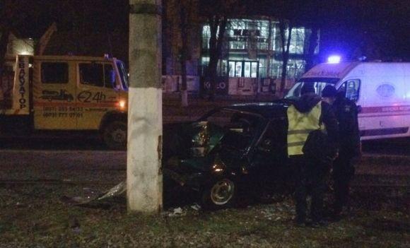 На Хмельницькому шосе «дев'ятка» в’їхала у стовп. Двоє постраждалих на сайті 20minut.ua На Хмельницькому шосе «дев'ятка» в’їхала у стовп. Двоє постраждалих, фото №2 на сайті 20minut.ua