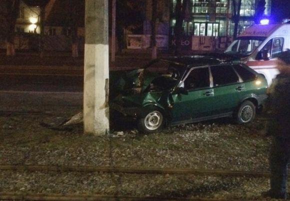 На Хмельницькому шосе «дев'ятка» в’їхала у стовп. Двоє постраждалих на сайті 20minut.ua На Хмельницькому шосе «дев'ятка» в’їхала у стовп. Двоє постраждалих, фото №1 на сайті 20minut.ua