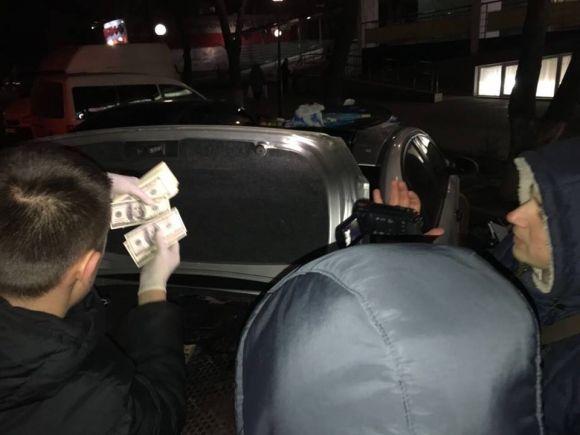 Повний багажник доларів: в Вінниці затримали адвоката з хабаром на сайті 20minut.ua Повний багажник доларів: в Вінниці затримали адвоката з хабаром, фото №1 на сайті 20minut.ua