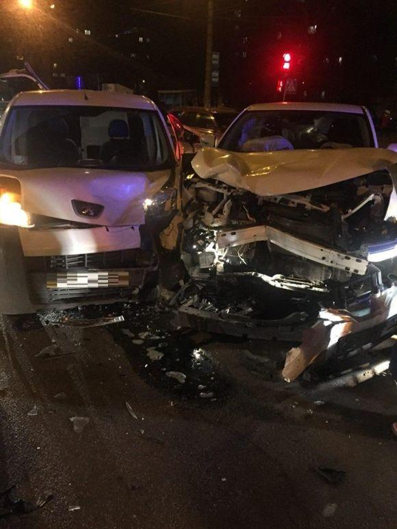 Не проскочив: На Келецькій водій «Peugeot» врізався в «Nissan». ФОТО з місця, фото №1 на сайті 20minut.ua