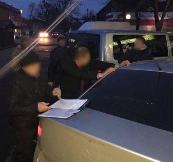 Повний багажник доларів: в Вінниці затримали адвоката з хабаром на сайті 20minut.ua Повний багажник доларів: в Вінниці затримали адвоката з хабаром, фото №2 на сайті 20minut.ua