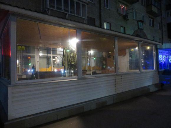 У Хмельницькому знесли зупинку, розбирають літній майданчик і магазин - виконують рішення влади на сайті vsim.ua У Хмельницькому знесли зупинку, розбирають літній майданчик і магазин - виконують рішення влади, фото №3 на сайті vsim.ua