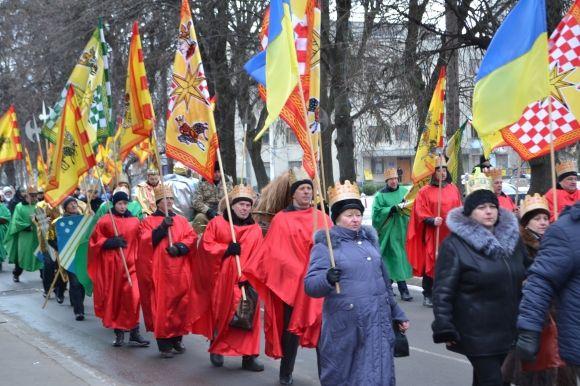 Вулицями Хмельницького пройшла театралізована католицька хода. Трьох Царів везли в кареті, фото №25 на сайті vsim.ua