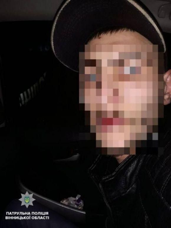 В центрі Вінниці гуляв іноземець. У штанях було повно наркотиків на сайті 20minut.ua В центрі Вінниці гуляв іноземець. У штанях було повно наркотиків, фото №1 на сайті 20minut.ua