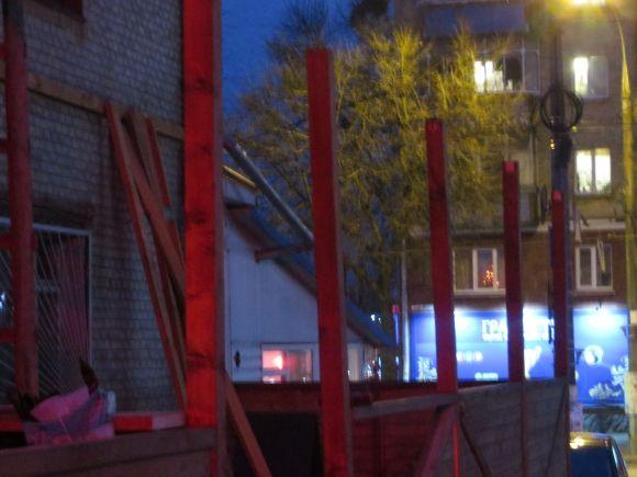 У Хмельницькому знесли зупинку, розбирають літній майданчик і магазин - виконують рішення влади на сайті vsim.ua У Хмельницькому знесли зупинку, розбирають літній майданчик і магазин - виконують рішення влади, фото №7 на сайті vsim.ua