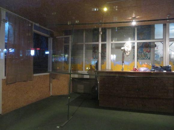 У Хмельницькому знесли зупинку, розбирають літній майданчик і магазин - виконують рішення влади на сайті vsim.ua У Хмельницькому знесли зупинку, розбирають літній майданчик і магазин - виконують рішення влади, фото №5 на сайті vsim.ua