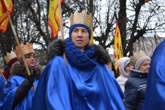 Вулицями Хмельницького пройшла театралізована католицька хода. Трьох Царів везли в кареті, фото №17 на сайті vsim.ua