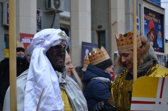 Вулицями Хмельницького пройшла театралізована католицька хода. Трьох Царів везли в кареті, фото №1 на сайті vsim.ua