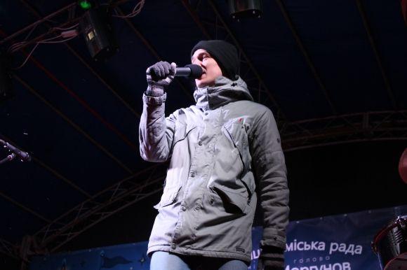 Головну ялинку Вінниці закривали фаєрщики, Цибульська та караоке з «Винником» на сайті 20minut.ua Головну ялинку Вінниці закривали фаєрщики, Цибульська та караоке з «Винником», фото №2 на сайті 20minut.ua