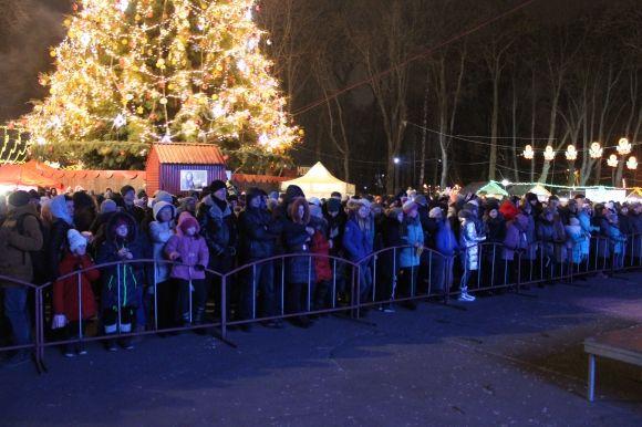 Головну ялинку Вінниці закривали фаєрщики, Цибульська та караоке з «Винником» на сайті 20minut.ua Головну ялинку Вінниці закривали фаєрщики, Цибульська та караоке з «Винником», фото №6 на сайті 20minut.ua