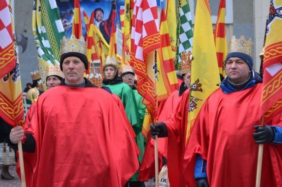 Вулицями Хмельницького пройшла театралізована католицька хода. Трьох Царів везли в кареті, фото №8 на сайті vsim.ua