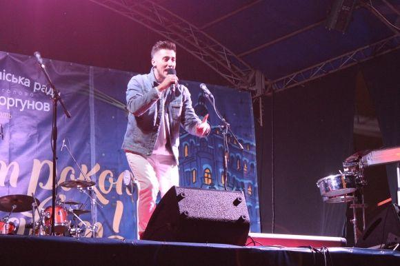 Головну ялинку Вінниці закривали фаєрщики, Цибульська та караоке з «Винником» на сайті 20minut.ua Головну ялинку Вінниці закривали фаєрщики, Цибульська та караоке з «Винником», фото №7 на сайті 20minut.ua