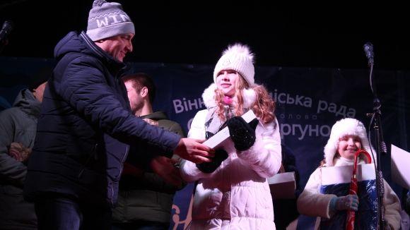 Головну ялинку Вінниці закривали фаєрщики, Цибульська та караоке з «Винником» на сайті 20minut.ua Головну ялинку Вінниці закривали фаєрщики, Цибульська та караоке з «Винником», фото №4 на сайті 20minut.ua