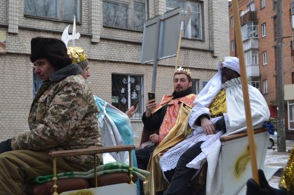 Вулицями Хмельницького пройшла театралізована католицька хода. Трьох Царів везли в кареті, фото №15 на сайті vsim.ua