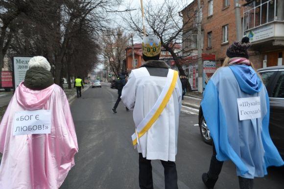 Вулицями Хмельницького пройшла театралізована католицька хода. Трьох Царів везли в кареті, фото №21 на сайті vsim.ua