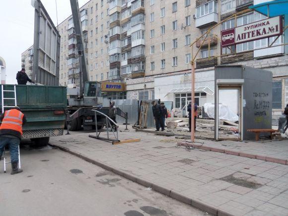 У Хмельницькому знесли зупинку, розбирають літній майданчик і магазин - виконують рішення влади на сайті vsim.ua У Хмельницькому знесли зупинку, розбирають літній майданчик і магазин - виконують рішення влади, фото №1 на сайті vsim.ua