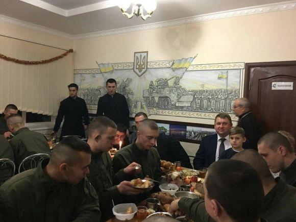 Як депутати на баяні грали, колядки співали і в Діда Мороза перевдягались, фото №4 на сайті 20minut.ua