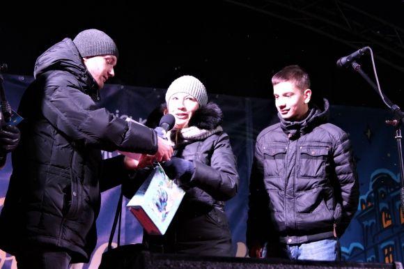 Головну ялинку Вінниці закривали фаєрщики, Цибульська та караоке з «Винником» на сайті 20minut.ua Головну ялинку Вінниці закривали фаєрщики, Цибульська та караоке з «Винником», фото №5 на сайті 20minut.ua