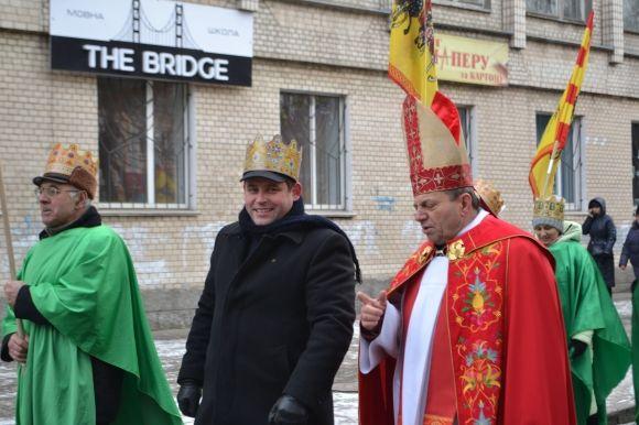 Вулицями Хмельницького пройшла театралізована католицька хода. Трьох Царів везли в кареті, фото №19 на сайті vsim.ua