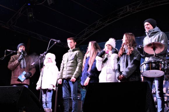 Головну ялинку Вінниці закривали фаєрщики, Цибульська та караоке з «Винником» на сайті 20minut.ua Головну ялинку Вінниці закривали фаєрщики, Цибульська та караоке з «Винником», фото №1 на сайті 20minut.ua