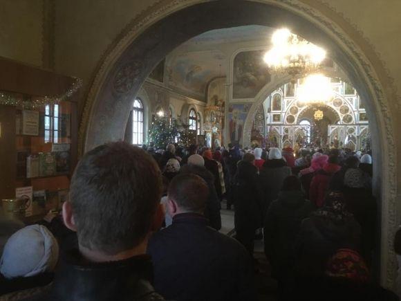Бурлик із “Феніксом” підтримав акцію з іграшками, які несуть під церкви МП. Обійшлося без сутичок на сайті vsim.ua Бурлик із “Феніксом” підтримав акцію з іграшками, які несуть під церкви МП. Обійшлося без сутичок, фото №2 на сайті vsim.ua