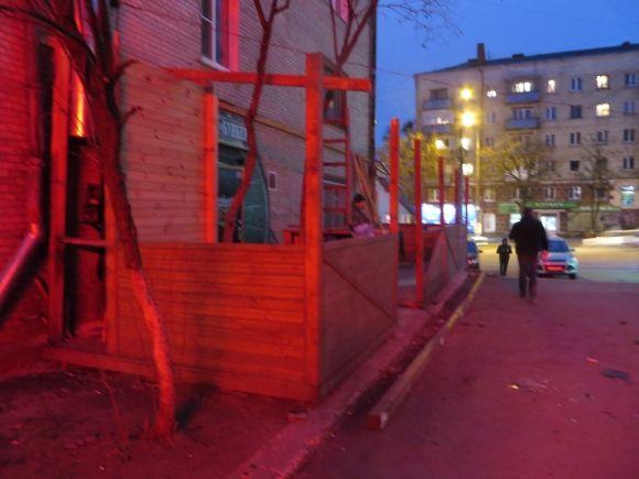 У Хмельницькому знесли зупинку, розбирають літній майданчик і магазин - виконують рішення влади на сайті vsim.ua У Хмельницькому знесли зупинку, розбирають літній майданчик і магазин - виконують рішення влади, фото №2 на сайті vsim.ua