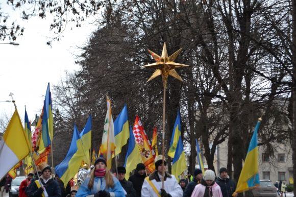 Вулицями Хмельницького пройшла театралізована католицька хода. Трьох Царів везли в кареті, фото №22 на сайті vsim.ua