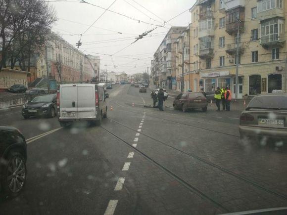 На площі Гагаріна потрійна ДТП: не роз’їхалися Volkswagen, КIA та Citroën на сайті 20minut.ua На площі Гагаріна потрійна ДТП: не роз’їхалися Volkswagen, КIA та Citroën, фото №1 на сайті 20minut.ua