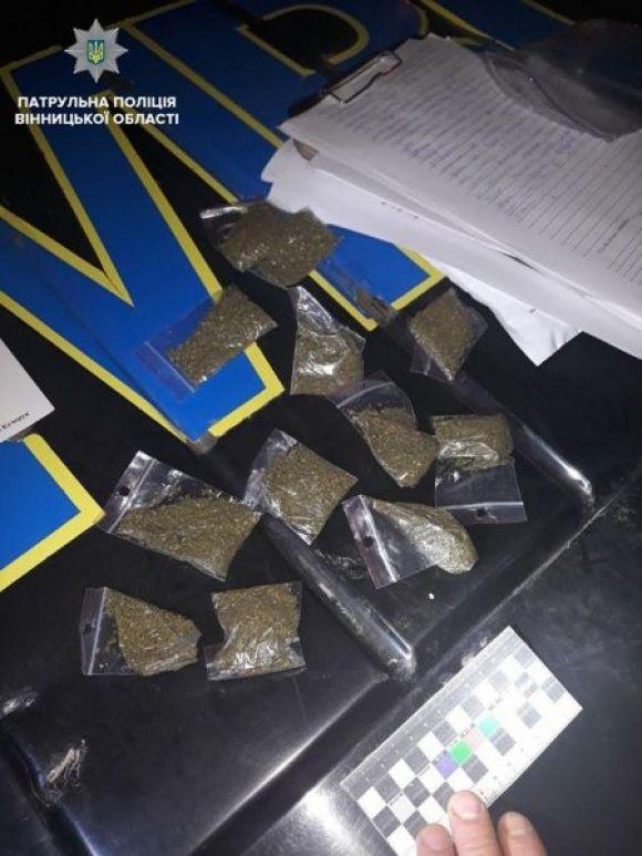 В центрі Вінниці гуляв іноземець. У штанях було повно наркотиків на сайті 20minut.ua В центрі Вінниці гуляв іноземець. У штанях було повно наркотиків, фото №2 на сайті 20minut.ua