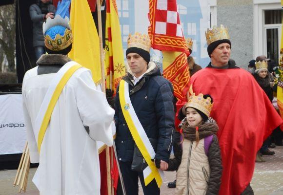 Вулицями Хмельницького пройшла театралізована католицька хода. Трьох Царів везли в кареті, фото №6 на сайті vsim.ua