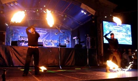 Головну ялинку Вінниці закривали фаєрщики, Цибульська та караоке з «Винником» на сайті 20minut.ua Головну ялинку Вінниці закривали фаєрщики, Цибульська та караоке з «Винником», фото №9 на сайті 20minut.ua