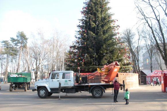 Фото дня. Для того, аби "розібрати" головну ялинку міста, залучили надзвичайників, фото №1 на сайті 20minut.ua