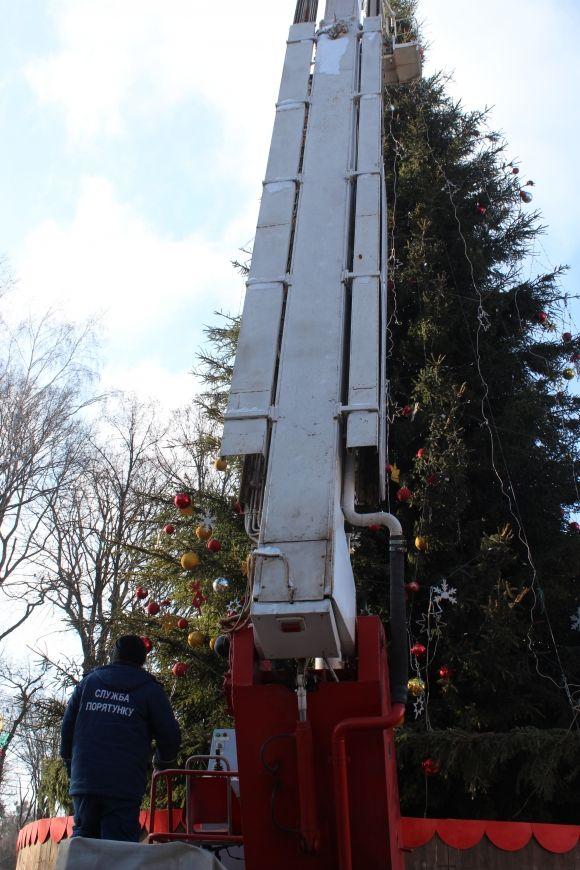 Фото дня. Для того, аби "розібрати" головну ялинку міста, залучили надзвичайників, фото №4 на сайті 20minut.ua