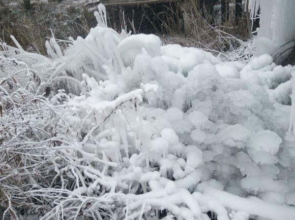 На Пілотській утворився крижаний водограй - прорвало трубу водоканалу, фото №4 на сайті vsim.ua