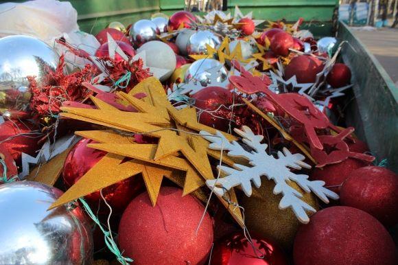 Фото дня. Для того, аби "розібрати" головну ялинку міста, залучили надзвичайників, фото №2 на сайті 20minut.ua