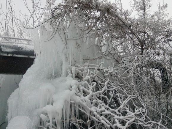 На Пілотській утворився крижаний водограй - прорвало трубу водоканалу, фото №3 на сайті vsim.ua