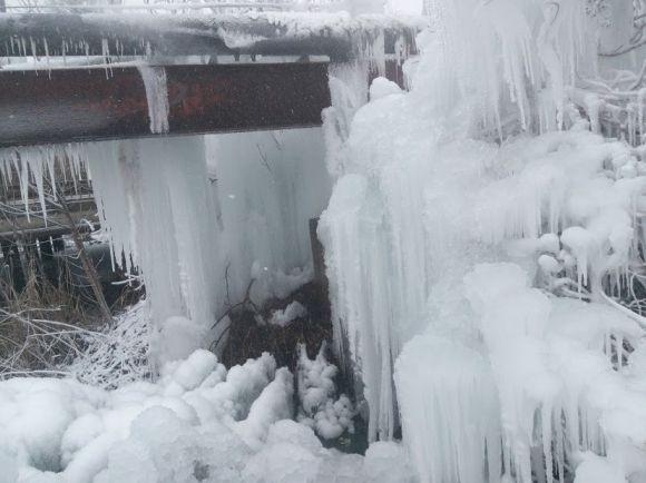 На Пілотській утворився крижаний водограй - прорвало трубу водоканалу, фото №2 на сайті vsim.ua