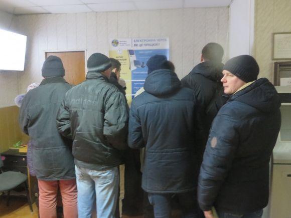 Лише 12 талончиків на день і запис у зошиті: як хмельничани подають документи на біометричний паспорт на сайті vsim.ua Лише 12 талончиків на день і запис у зошиті: як хмельничани подають документи на біометричний паспорт, фото №1 на сайті vsim.ua