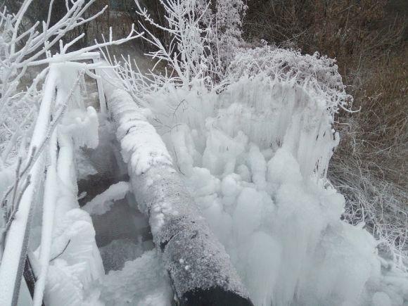 На Пілотській утворився крижаний водограй - прорвало трубу водоканалу, фото №1 на сайті vsim.ua