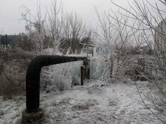 На Пілотській утворився крижаний водограй - прорвало трубу водоканалу, фото №5 на сайті vsim.ua