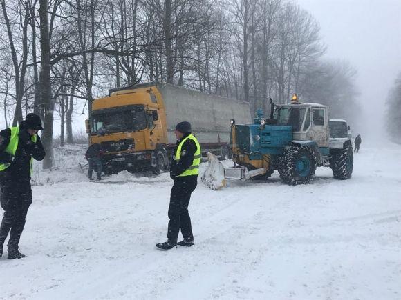 Через негоду в шістьох областях обмежили рух для фур. Вінницька у списку (ОНОВЛЕНО), фото №2 на сайті 20minut.ua