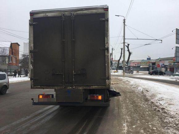 На Львівському шосе вантажівка збила чоловіка. Його забрала швидка на сайті vsim.ua На Львівському шосе вантажівка збила чоловіка. Його забрала швидка, фото №1 на сайті vsim.ua