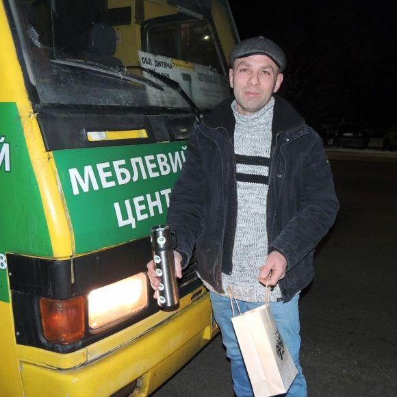 Водію тернопільської маршрутки, який став популярним в інтернеті, подарували термос, фото №3 на сайті 20minut.ua
