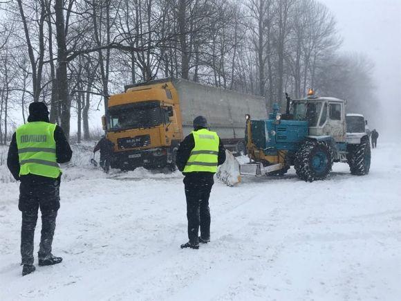 Вінницьку область на півдні замітає снігом. 80 фур доправили на відстій на сайті 20minut.ua Вінницьку область на півдні замітає снігом. 80 фур доправили на відстій, фото №1 на сайті 20minut.ua