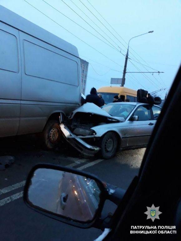 На Немирівському шосе зіткнулось BMW  та Mercedes. Один із водіїв був “під кайфом” на сайті 20minut.ua На Немирівському шосе зіткнулось BMW  та Mercedes. Один із водіїв був “під кайфом”, фото №2 на сайті 20minut.ua