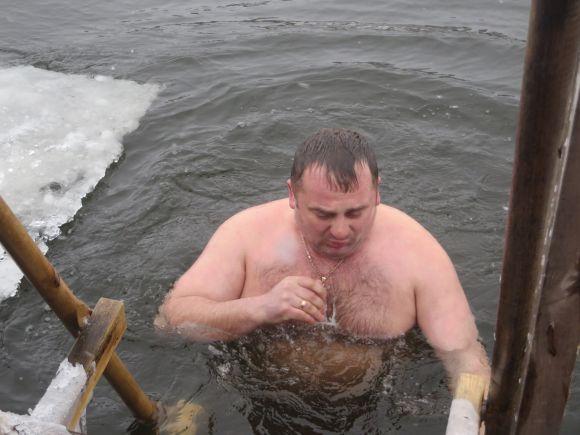 Мокрі, голі і веселі: як хмельничани стрибали в ополонку (ФОТО) на сайті vsim.ua Мокрі, голі і веселі: як хмельничани стрибали в ополонку (ФОТО), фото №15 на сайті vsim.ua