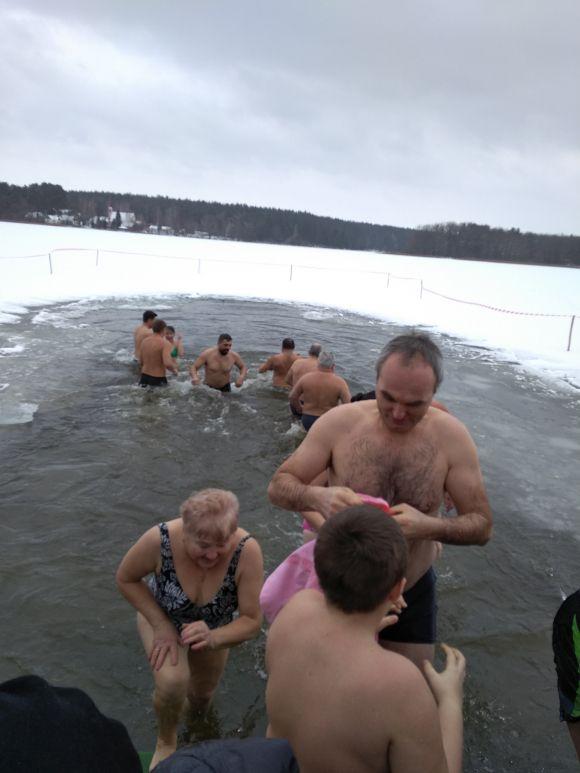 Житомиряни святкують Водохреща та купаються в освяченому Тетереві: фоторепортаж на сайті 20minut.ua Житомиряни святкують Водохреща та купаються в освяченому Тетереві: фоторепортаж, фото №7 на сайті 20minut.ua