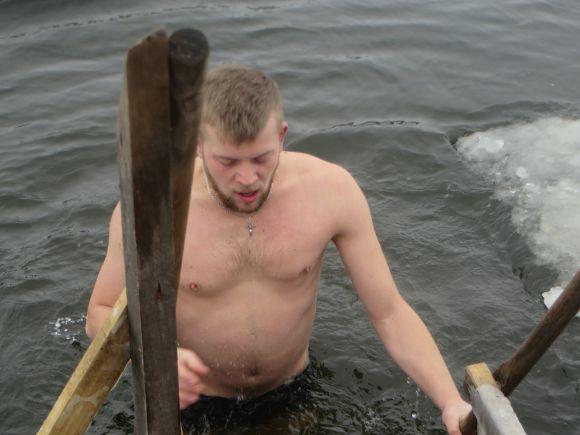 Мокрі, голі і веселі: як хмельничани стрибали в ополонку (ФОТО) на сайті vsim.ua Мокрі, голі і веселі: як хмельничани стрибали в ополонку (ФОТО), фото №22 на сайті vsim.ua