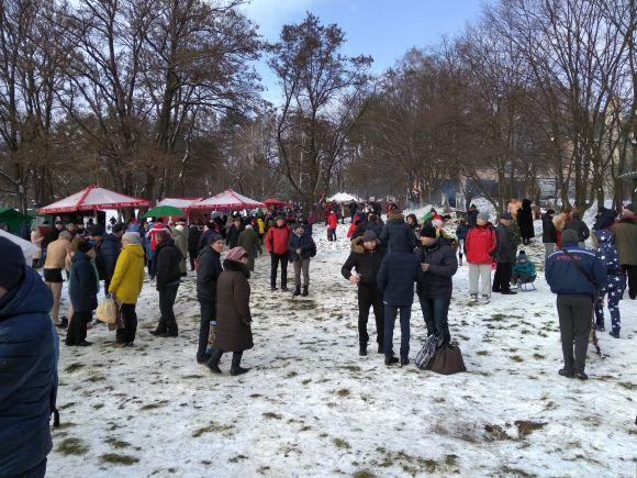 Житомиряни святкують Водохреща та купаються в освяченому Тетереві: фоторепортаж на сайті 20minut.ua Житомиряни святкують Водохреща та купаються в освяченому Тетереві: фоторепортаж, фото №16 на сайті 20minut.ua